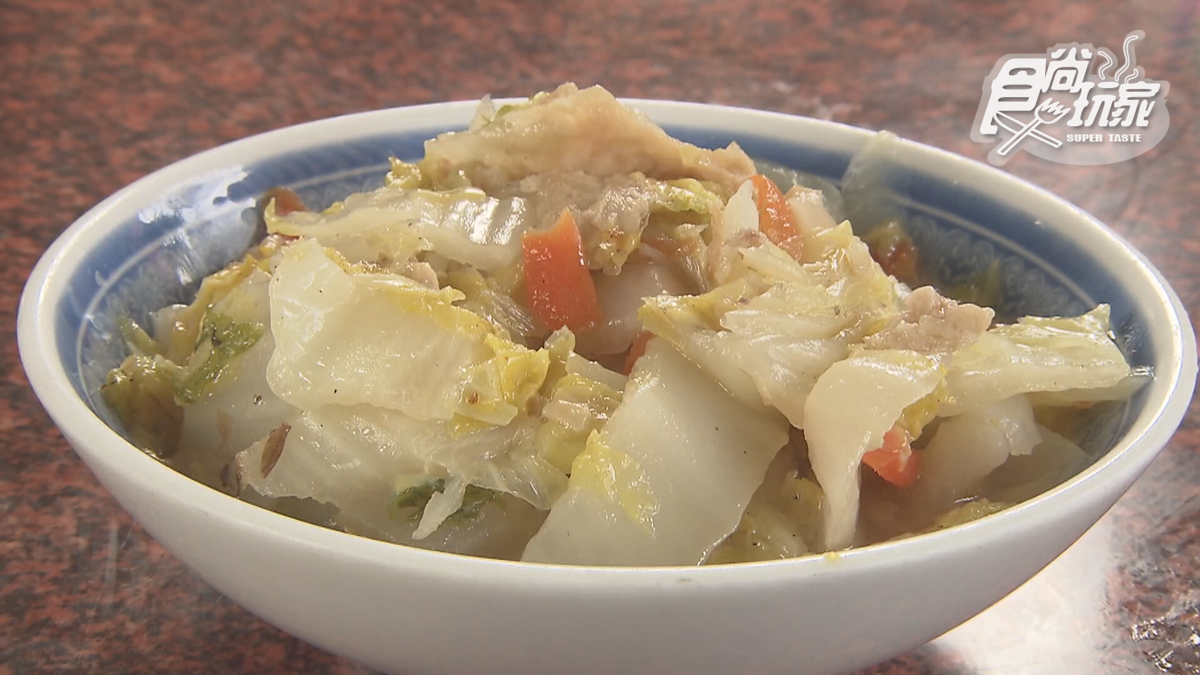 滷白菜也是必點之一，保留蔬菜的鮮脆味。