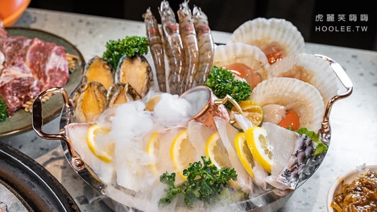 海鮮拼盤有鮑魚、扇貝、鮮蝦、海鯛魚、旗魚等新鮮海味。（圖片來源：虎麗笑嗨嗨）