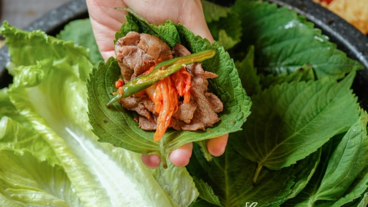 喜歡吃原味也可以沾玫瑰鹽，或夾韓式泡菜配芝麻葉。（圖片來源：高雄美食地圖）