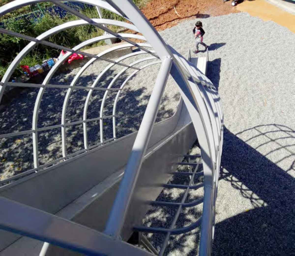 全台唯一捷運主題公園！４米高「車廂溜滑梯」超刺激，玩完再衝旋轉飛椅放電