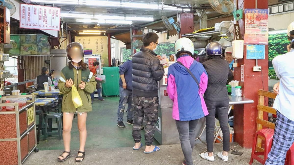 開賣就排隊！獨特「春捲臭豆腐」外脆內軟，內餡包杏鮑菇、九層塔用料不手軟
