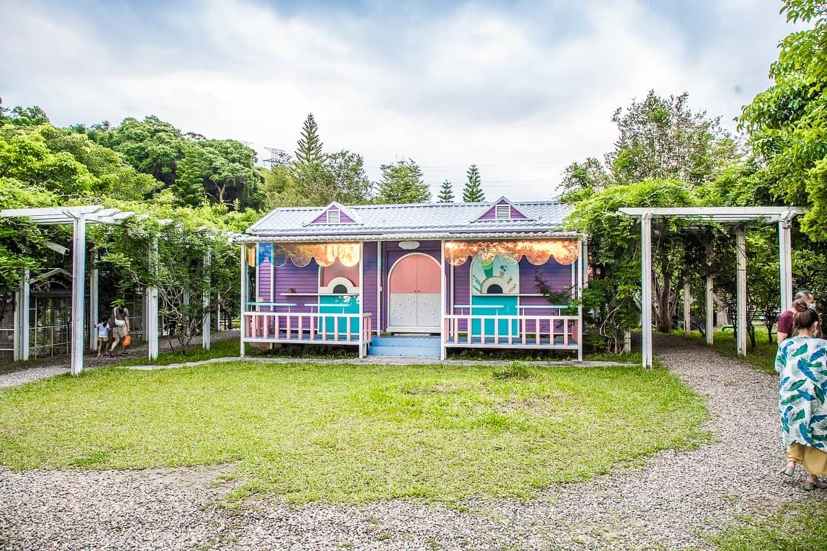 桃園親子景點＋１！「萬坪莊園」打卡鵝黃色歐風城堡，再賞超Q水豚君、狐獴