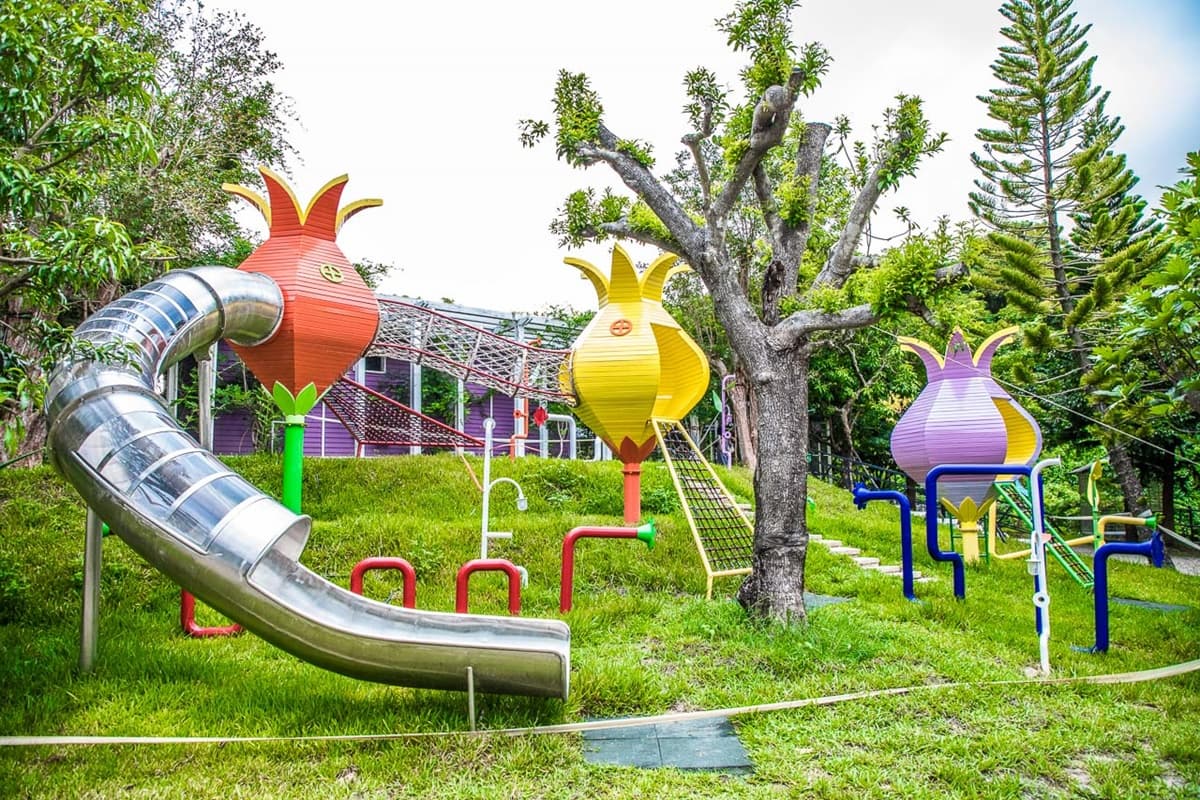 桃園親子景點＋１！「萬坪莊園」打卡鵝黃色歐風城堡，再賞超Q水豚君、狐獴