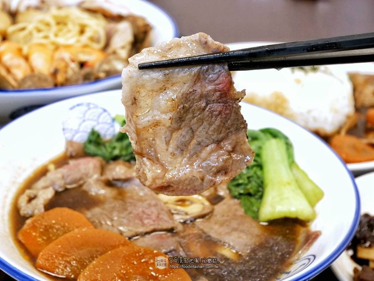 牛肉麵也可以浮誇！網推「痛風牛肉麵」爽嗑海陸10拼，現場炙燒霜降牛超誘人