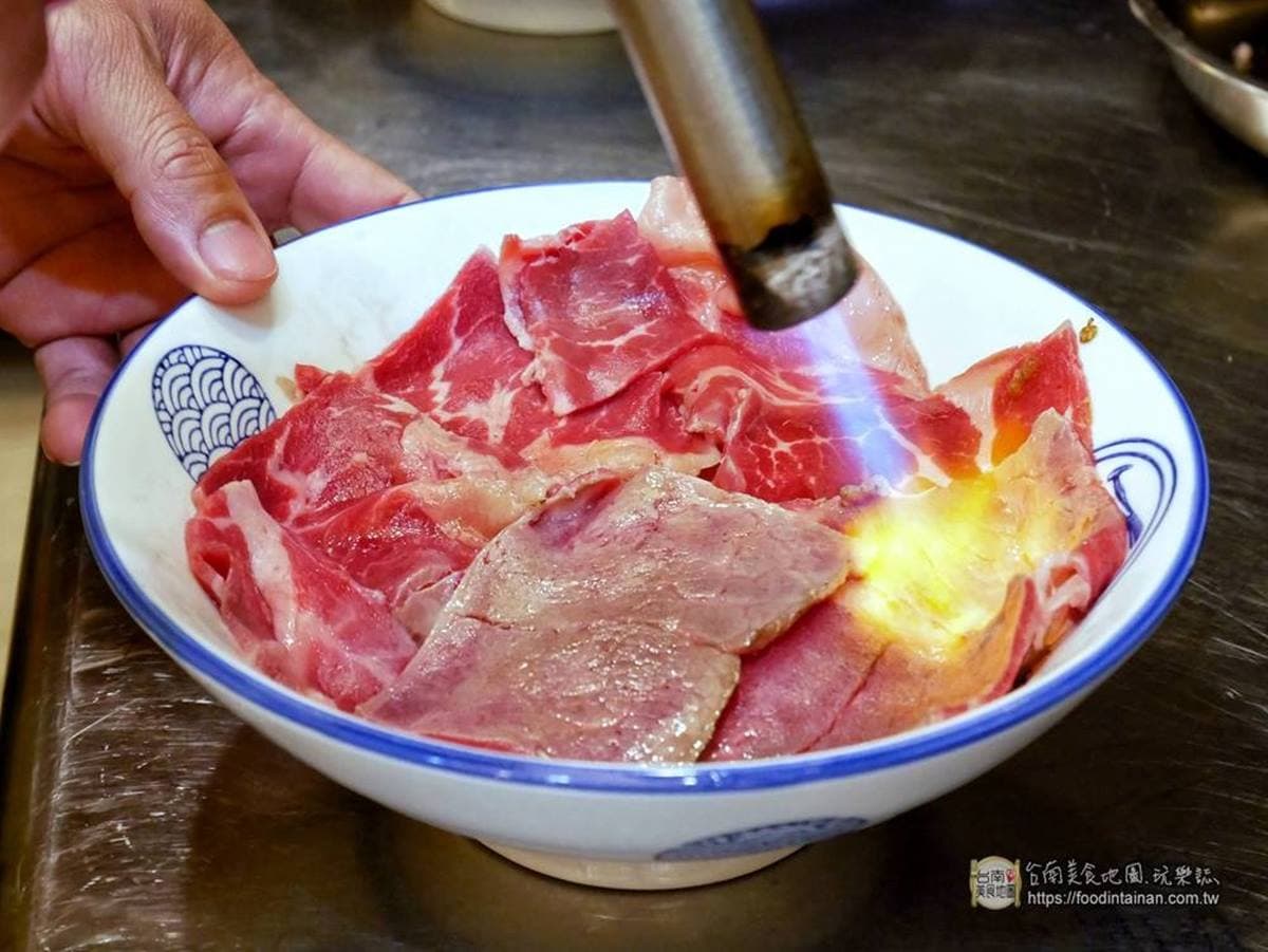 牛肉麵也可以浮誇！網推「痛風牛肉麵」爽嗑海陸10拼，現場炙燒霜降牛超誘人