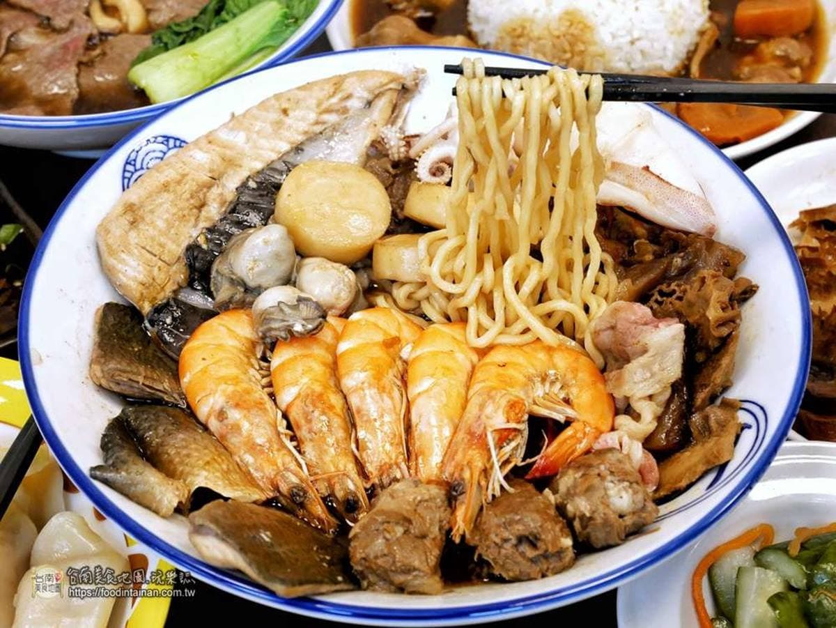 牛肉麵也可以浮誇！網推「痛風牛肉麵」爽嗑海陸10拼，現場炙燒霜降牛超誘人