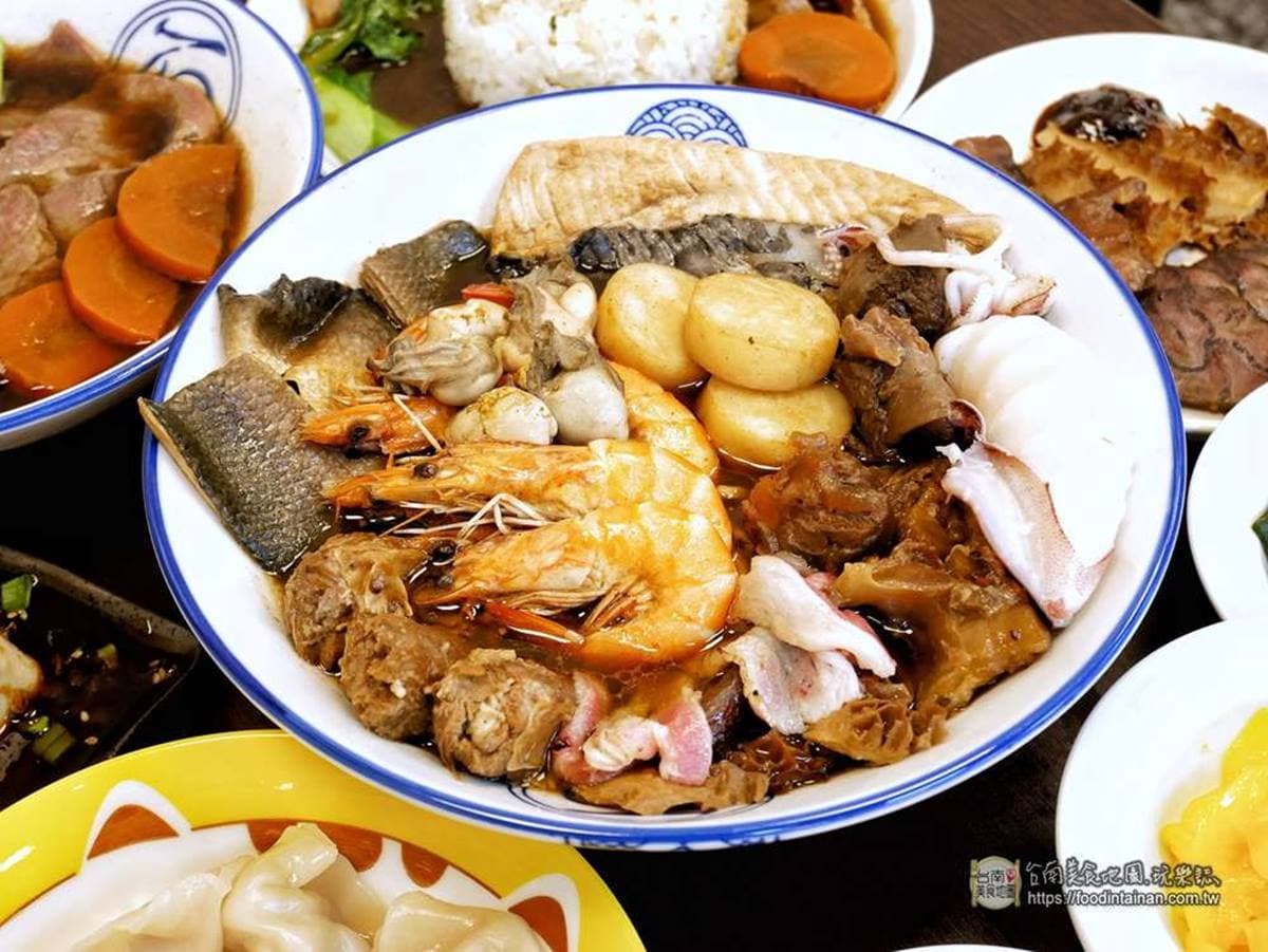 牛肉麵也可以浮誇！網推「痛風牛肉麵」爽嗑海陸10拼，現場炙燒霜降牛超誘人