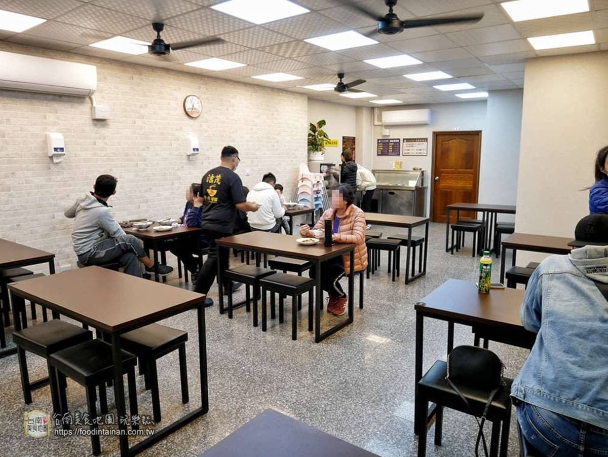 牛肉麵也可以浮誇！網推「痛風牛肉麵」爽嗑海陸10拼，現場炙燒霜降牛超誘人