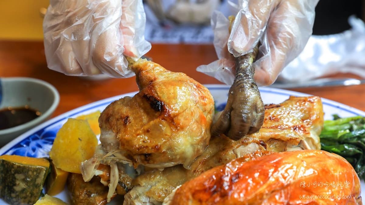 金黃色的豆乳烤雞上桌會先分解好，不用自己動手超貼心。（圖片來源：陳小可的吃喝玩樂）