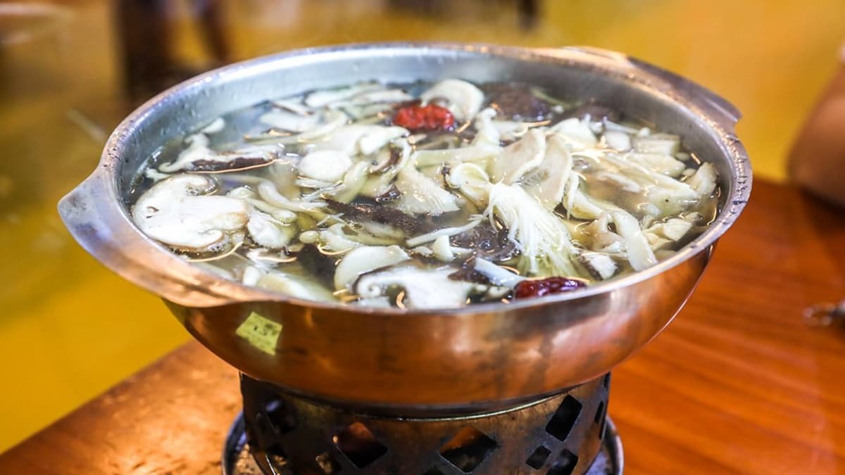 套餐內容包含「養生白菇雞湯」，喝了全身暖呼呼。（圖片來源：陳小可的吃喝玩樂）