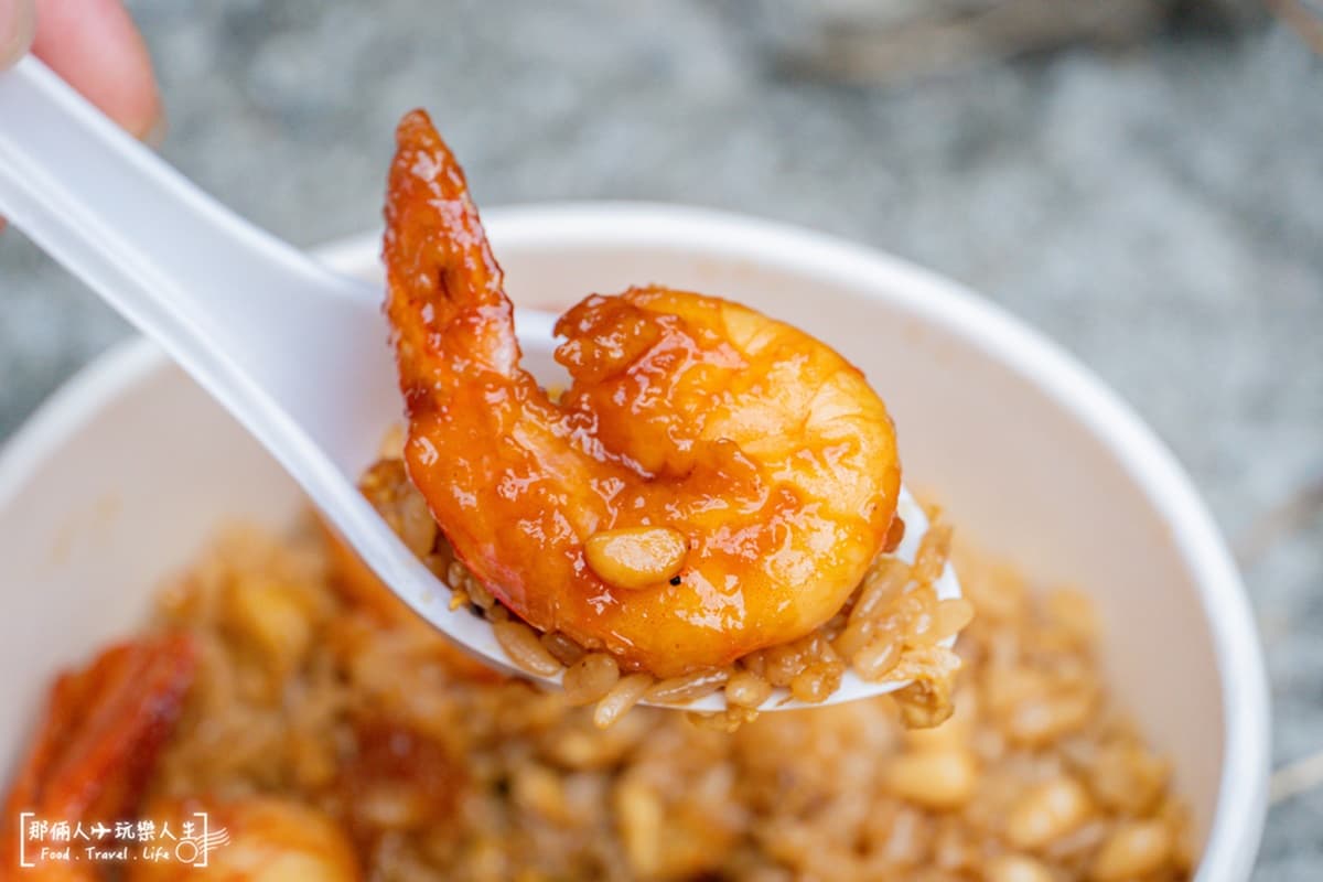 老闆超佛心!南投「浮誇系炒飯」爆炒整隻白蝦,炭火蝦頭湯免費喝到飽 老闆超佛心!南投「浮誇系炒飯」爆炒整隻白蝦,炭火蝦頭湯免費喝到飽