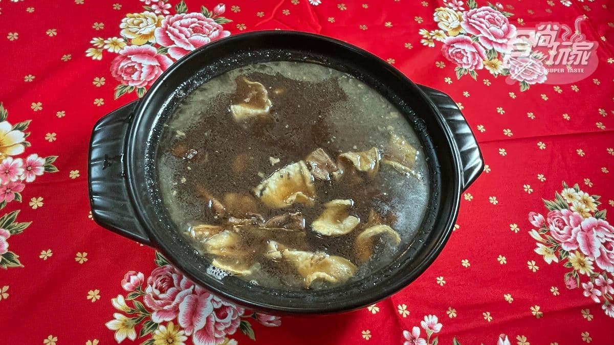 湯裡的料很多，吃起來很滿足。