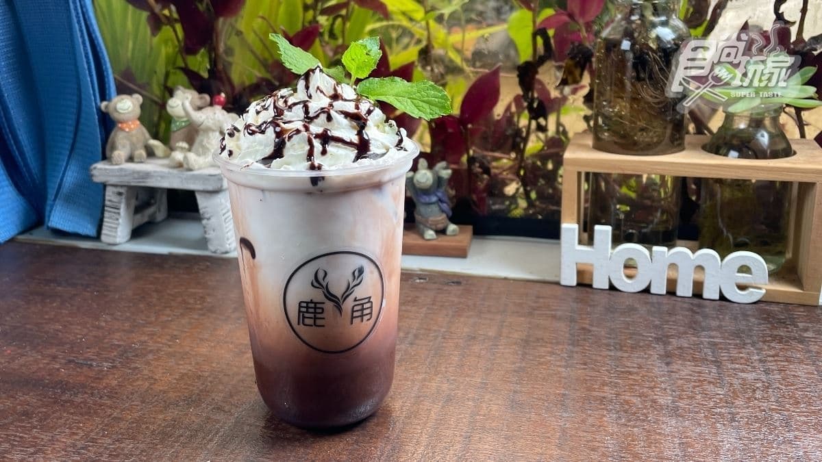 「鹿角Café」吸引不少網美前來喝飲品、打卡。