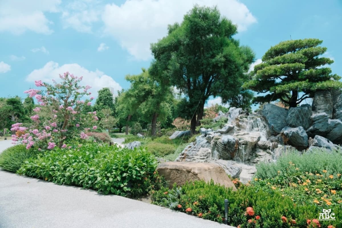 仙氣爆棚！「台版兼六園」推浪漫紫薇花季，IG搶拍歐風花園、繽紛漂浮傘街