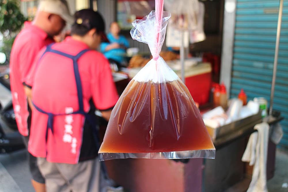 台南人的下午茶！50年「古早味黑輪攤」10元起就能吃，甜不辣＋紅茶經典組合