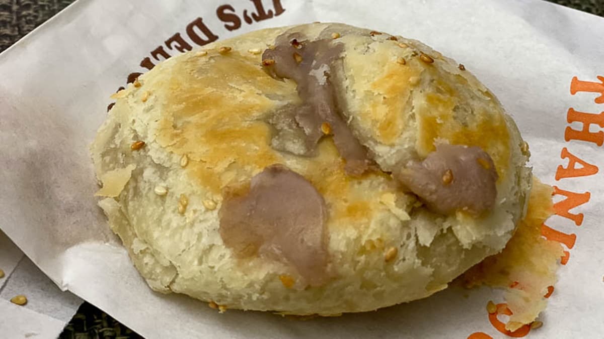 「芋頭酥餅」有點像千層派的酥脆派皮，包著芋頭口味的餡料。（圖片來源：花露露 の花花世界）