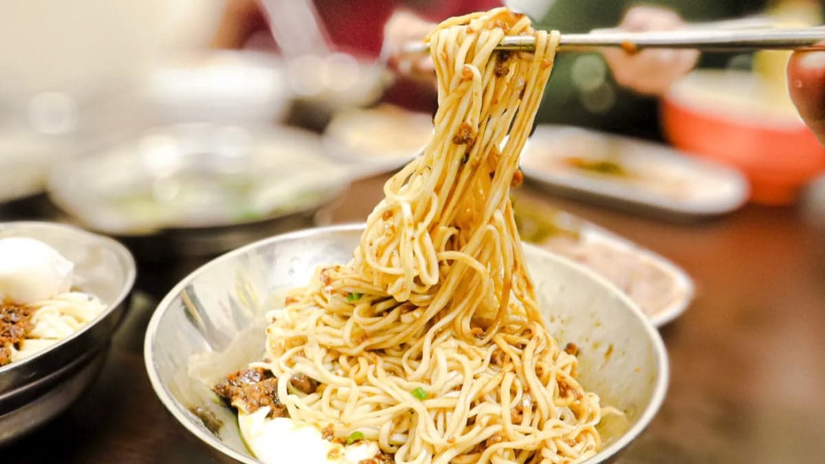 使用的是古早陽春麵。（圖片來源：艾瑞絲の吃貨日常）