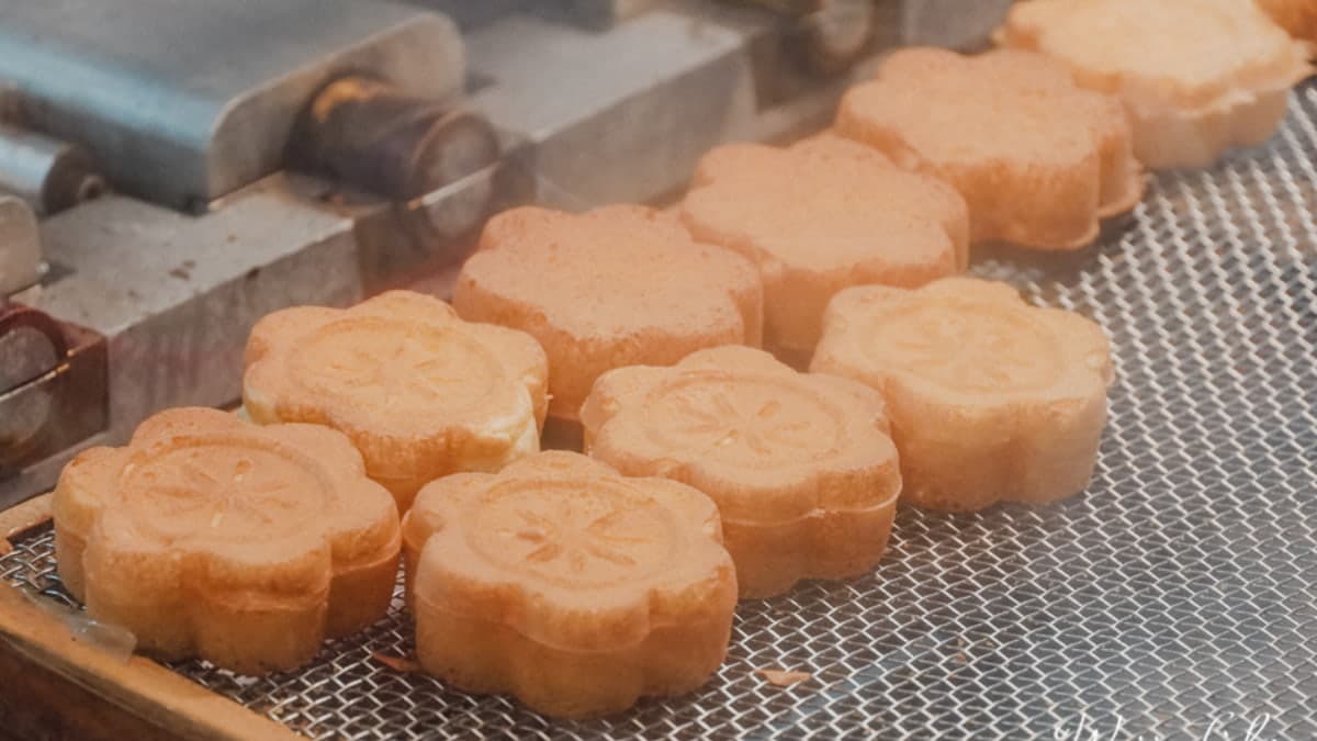 口感是表面酥酥脆脆，裡面比較蓬鬆。（圖片來源：wei笑生活）