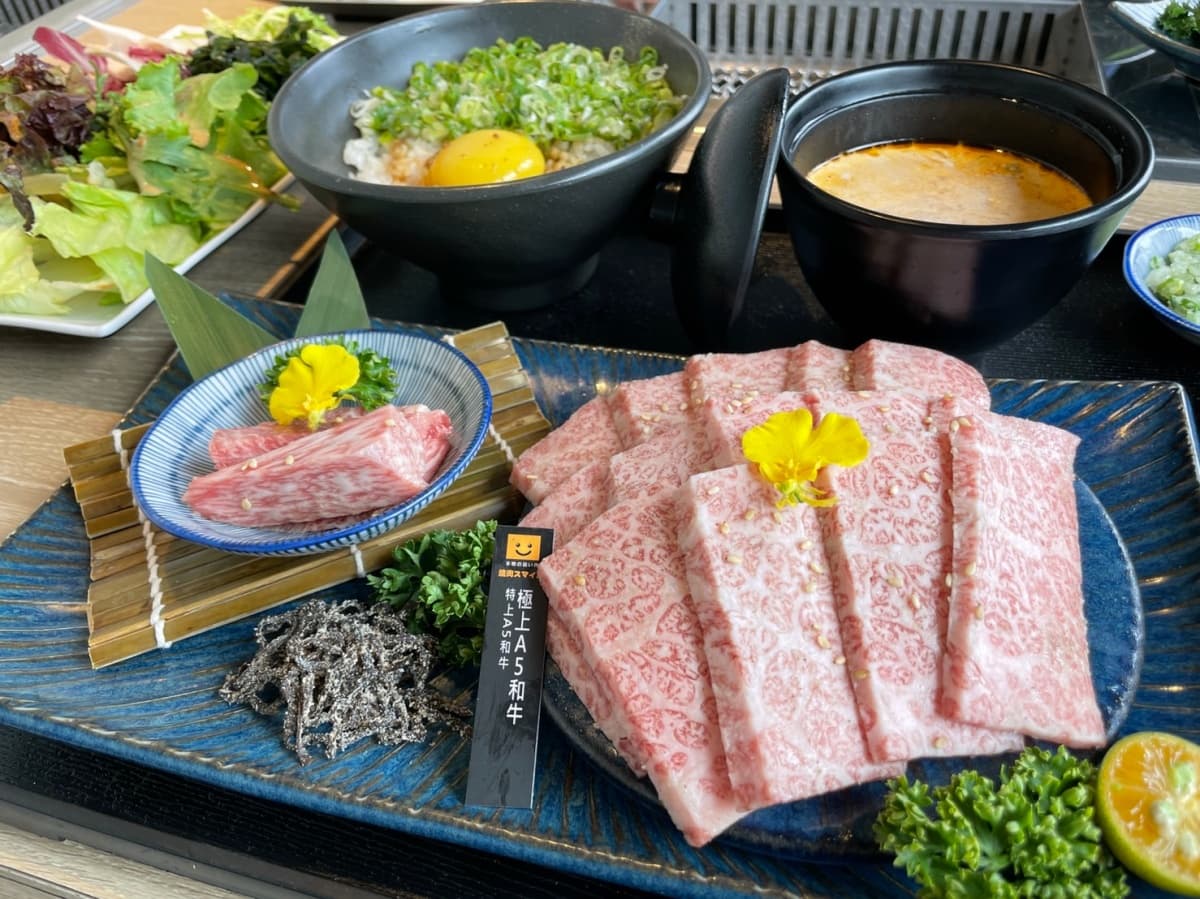 180度無邊際海景＋賞月！打卡全台最美「１人燒肉」，79元嗑「巨無霸大草蝦」