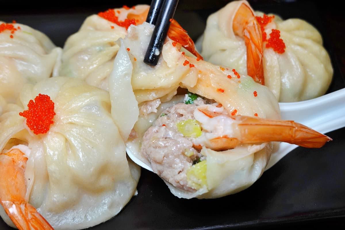 蝦尾霸氣外露！逢甲商圈「手工湯包」入口就爆汁，搭蝦卵點綴超奢華