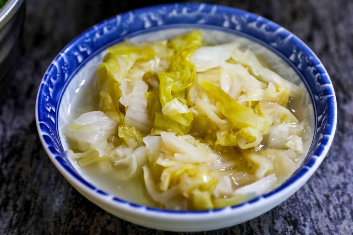 半小時就客滿！雞湯熬製「小卷米粉」配料超澎派，還能免費加湯加米粉