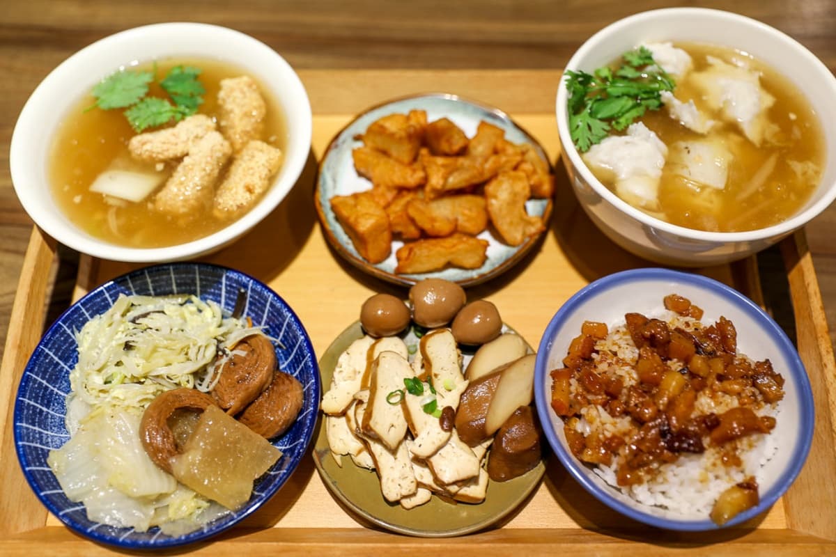 小英總統也來過!萬華「巷弄滷肉飯」飄香30年,必點滷肉飯+土魠魚羹組合 小英總統也來過!萬華「巷弄滷肉飯」飄香30年,必點滷肉飯+土魠魚羹組合