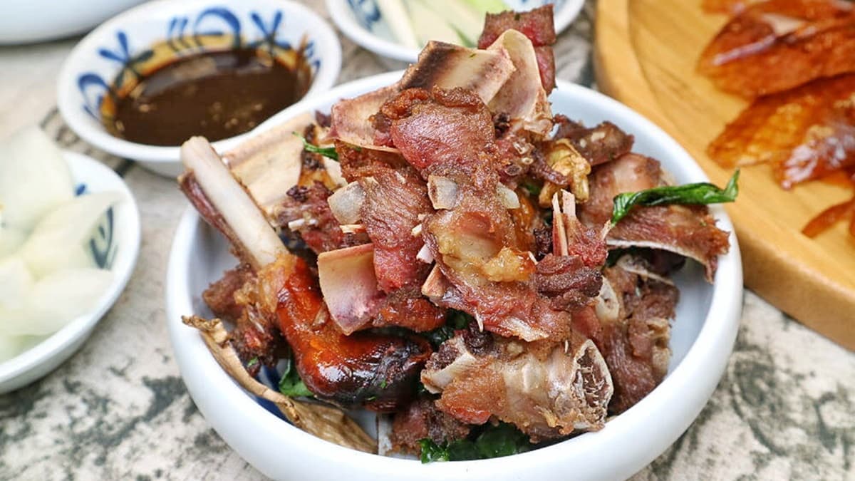 椒鹽鴨架酥香脆口，鴨肉帶有咬勁，適合拿來當下酒菜。（圖片來源：糖糖’s 享食生活）