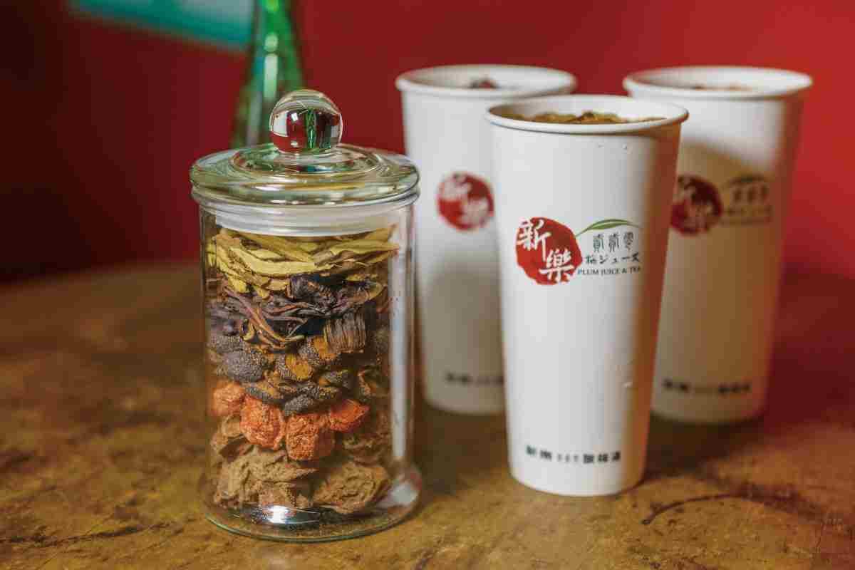 滿滿懷舊風！高雄古法熬製古早味酸梅湯，復古風格店拍完再喝烏梅湯、冬瓜茶