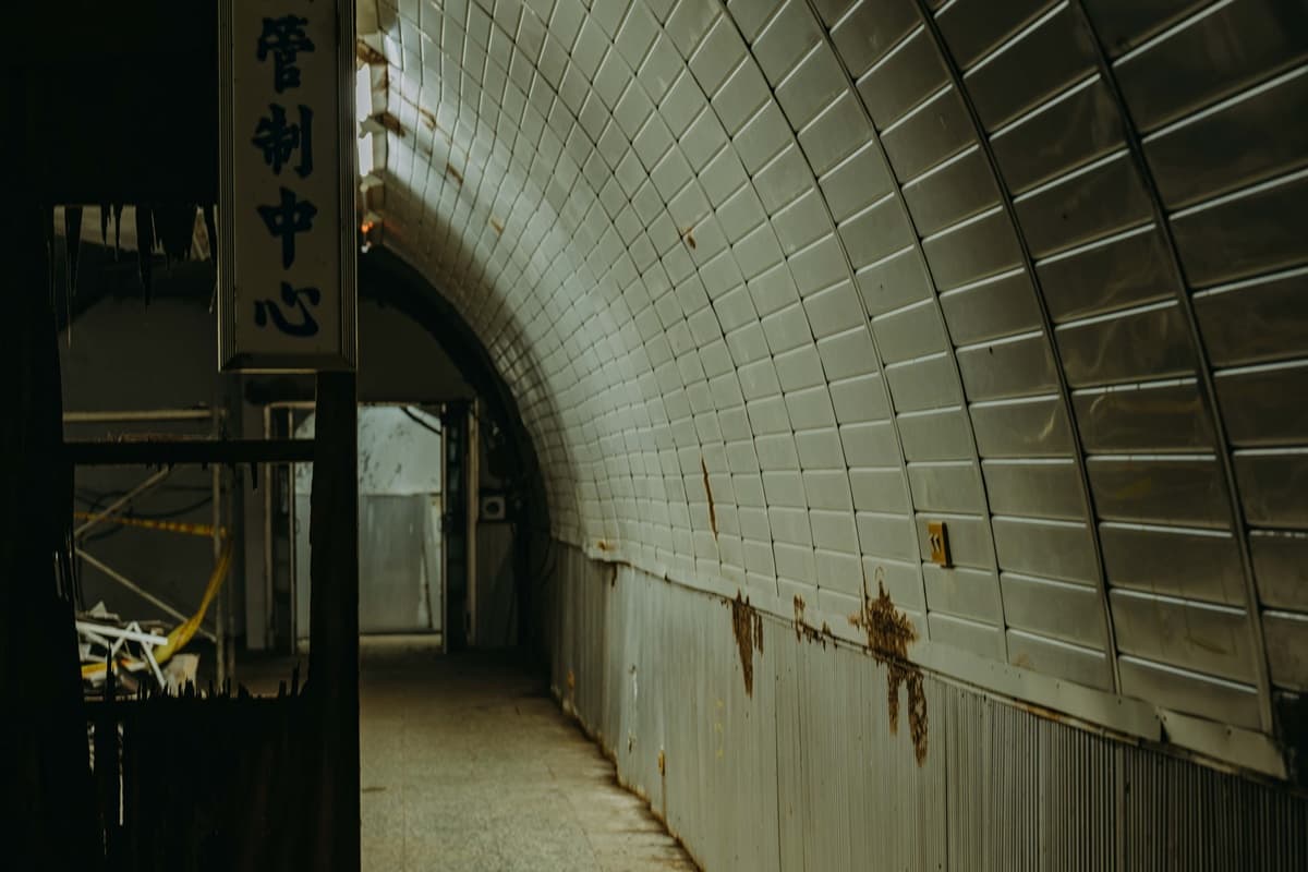 超好拍!西子灣「巨型防空洞祕境」時令限定開放,「轟炸聲景」讓你身歷其境 超好拍!西子灣「巨型防空洞祕境」時令限定開放,「轟炸聲景」讓你身歷其境