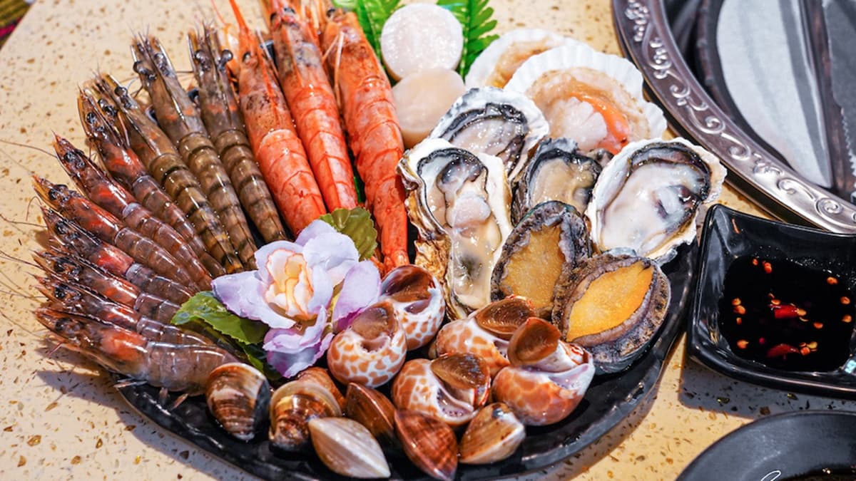 海鮮拼盤有扇貝、生蠔、天使紅蝦、大干貝、鳳螺等超澎派。（圖片來源：艾薇覓食趣）