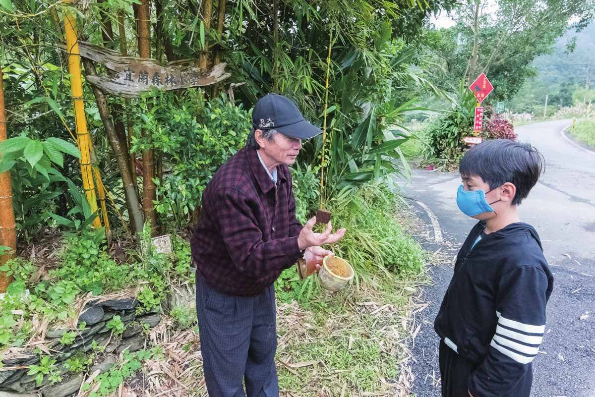 來抱小豬仔！全台首家「豬豬觀光農場」，趕豬吃草、當「小豬抱抱員」好療癒