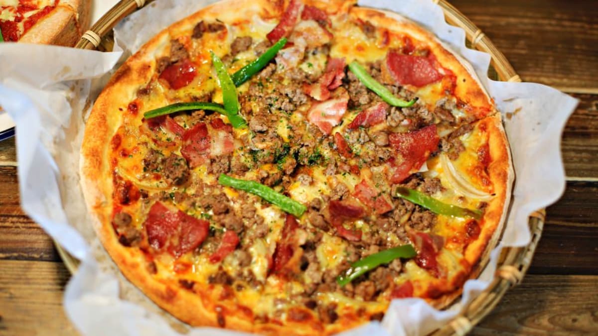 嗜肉者必吃這道「肉肉比薩」，是很道地的美式重口味。（圖片來源：豬飛小姐的彩色生活）