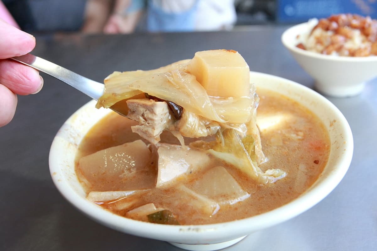 台南飯桌始祖？90年「自助餐老店」藏鐵皮屋，在地推「菜尾湯＋滷肉飯」組合