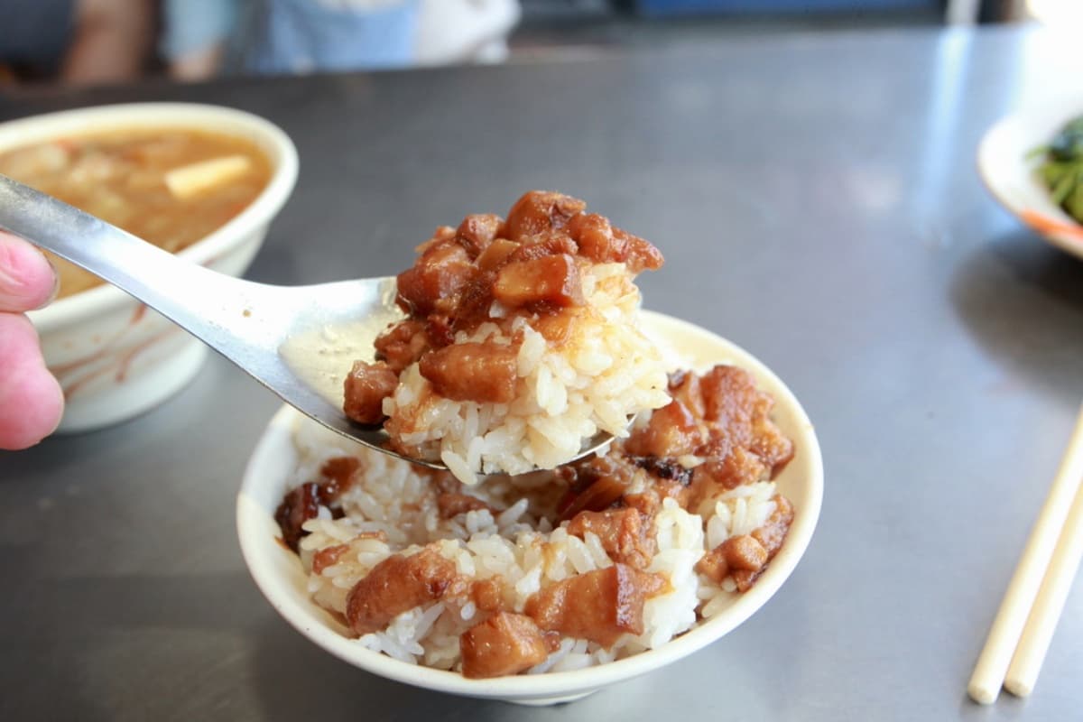 台南飯桌始祖？90年「自助餐老店」藏鐵皮屋，在地推「菜尾湯＋滷肉飯」組合