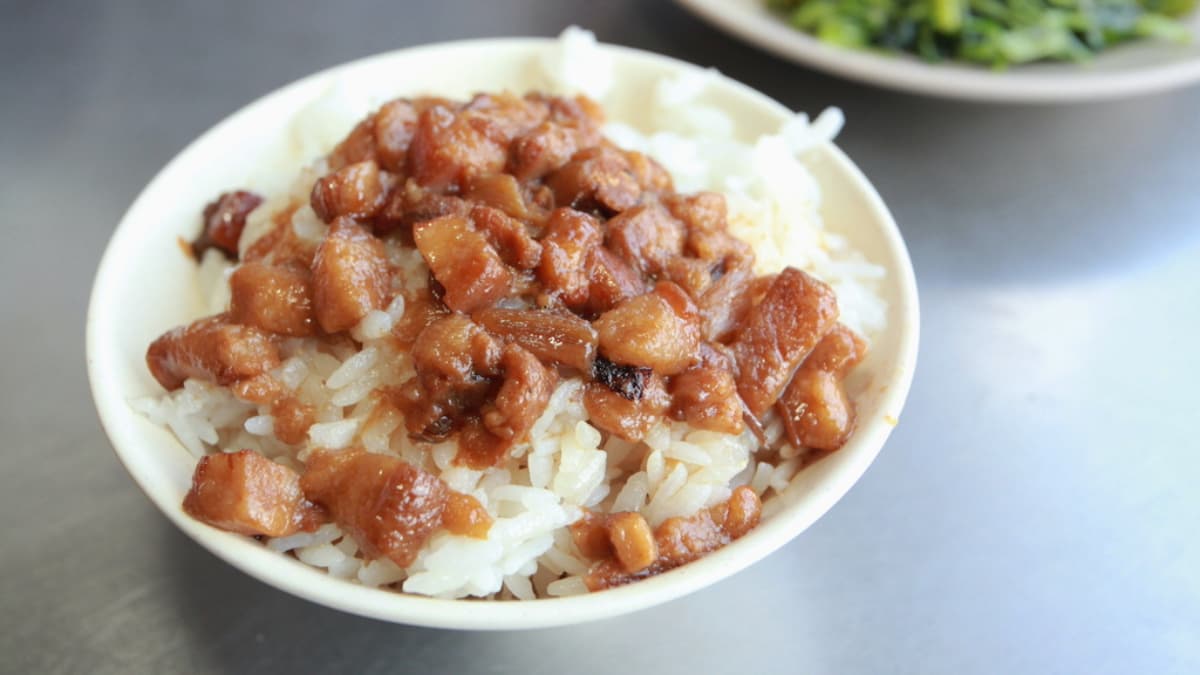 台南飯桌始祖？90年「自助餐老店」藏鐵皮屋，在地推「菜尾湯＋滷肉飯」組合