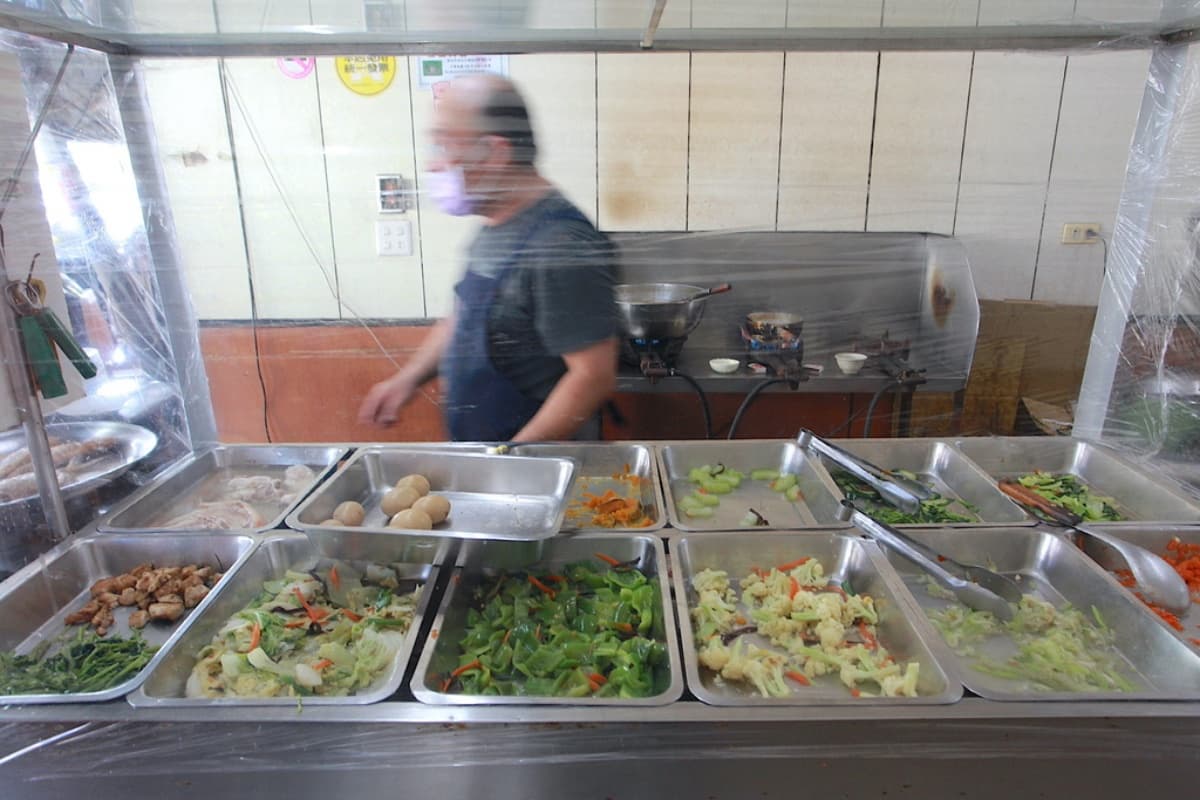 台南飯桌始祖？90年「自助餐老店」藏鐵皮屋，在地推「菜尾湯＋滷肉飯」組合