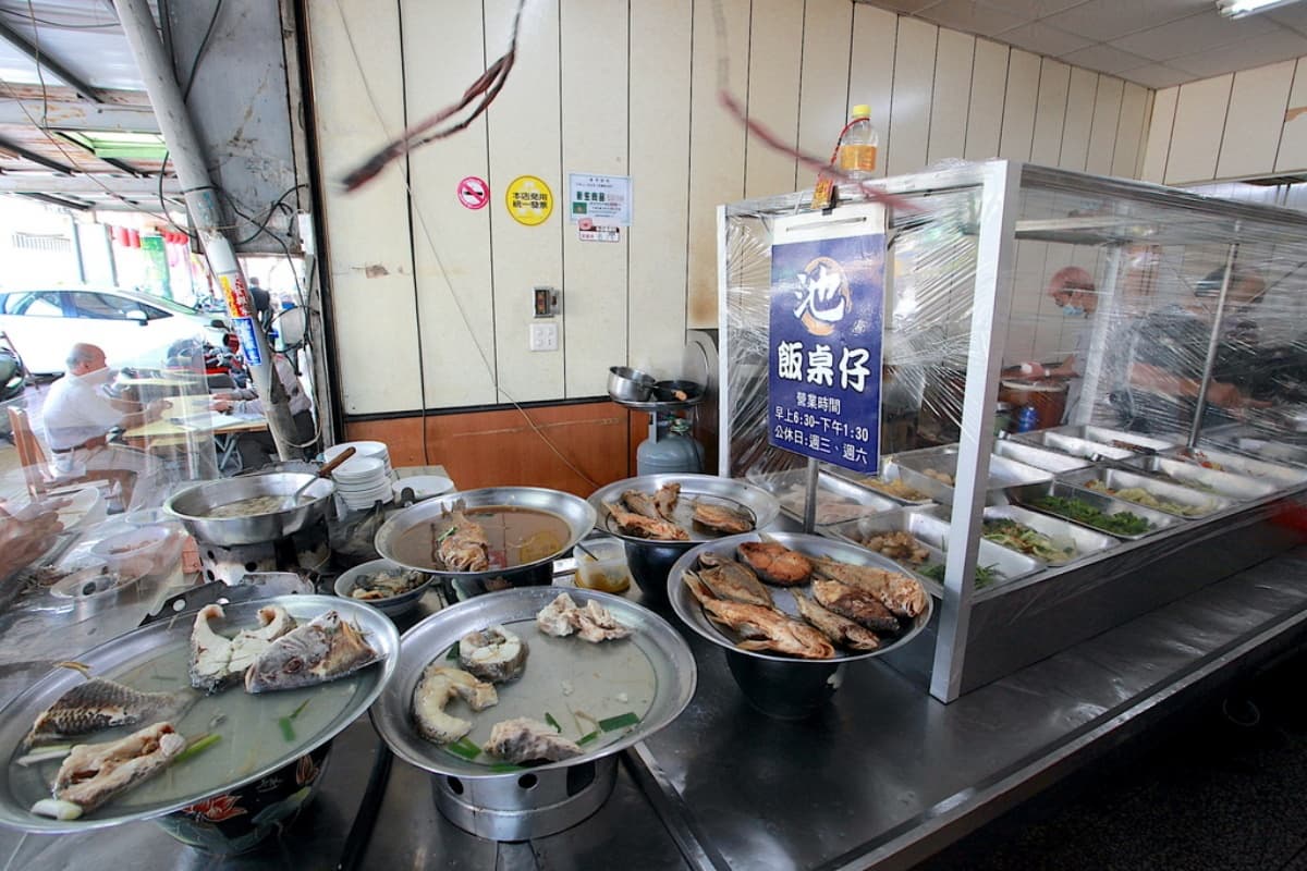 台南飯桌始祖？90年「自助餐老店」藏鐵皮屋，在地推「菜尾湯＋滷肉飯」組合