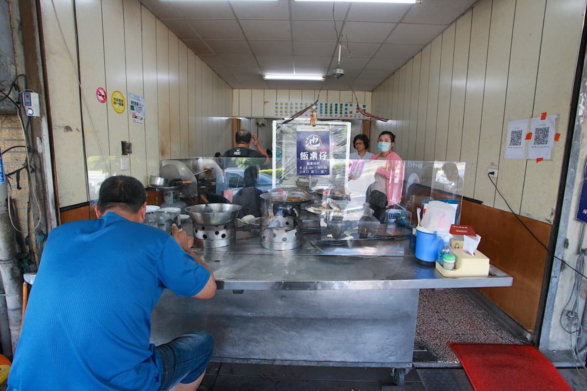 台南飯桌始祖？90年「自助餐老店」藏鐵皮屋，在地推「菜尾湯＋滷肉飯」組合