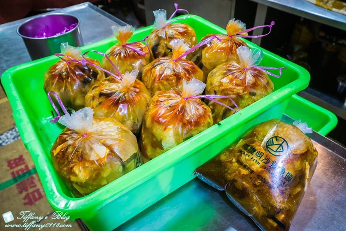 排隊人潮沒停過！傳承三代「沙鍋魚頭」熬煮８小時，滿滿配料還能免費加湯