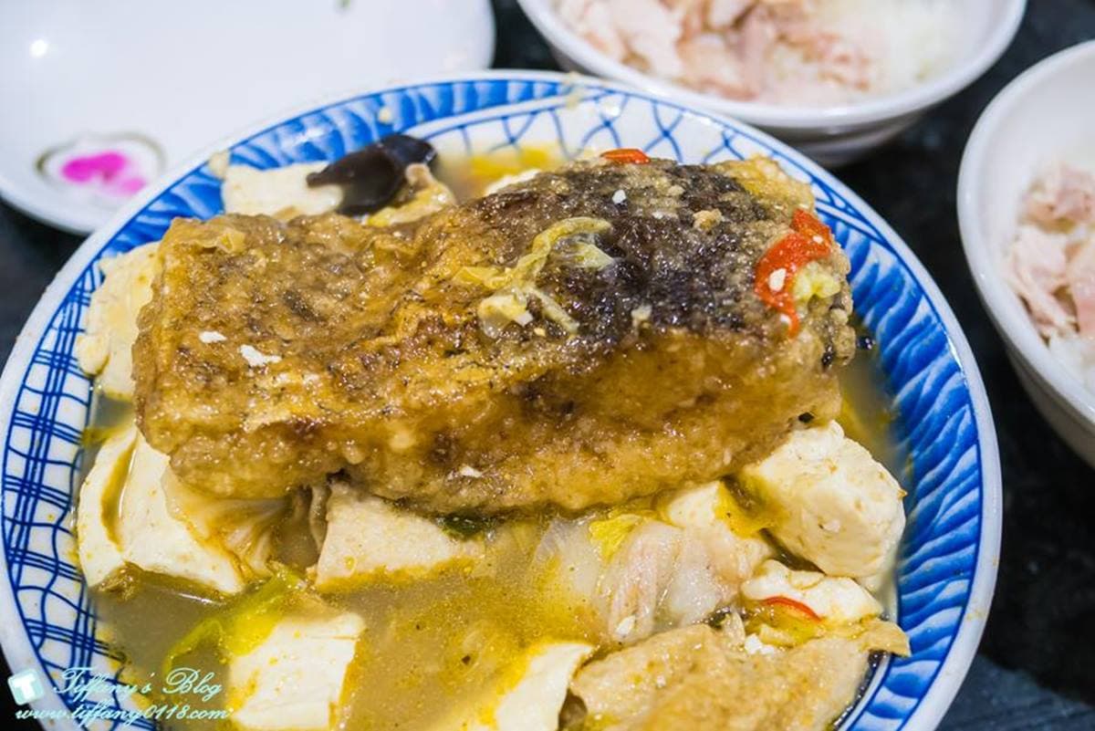 排隊人潮沒停過！傳承三代「沙鍋魚頭」熬煮８小時，滿滿配料還能免費加湯