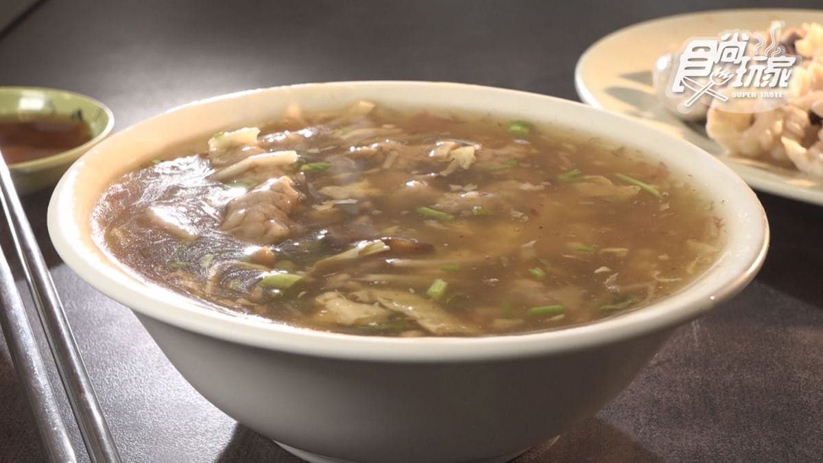 吃肉燥飯推薦可搭配香菇肉羹更飽足。