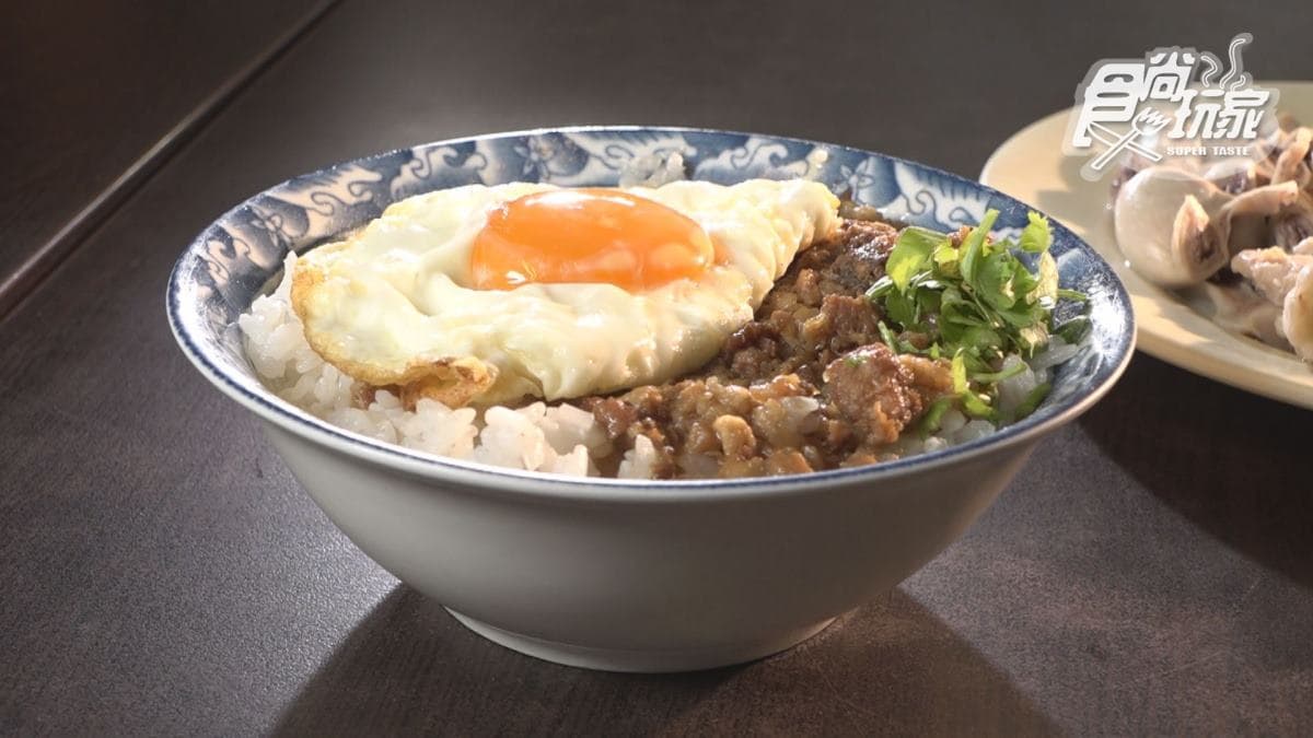 「月見肉燥飯」也是招牌必點，蛋黃拌入肉燥一起吃超銷魂。