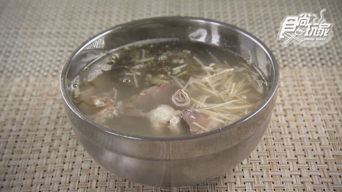 湯頭帶有豬內臟鮮甜味，搭上酸菜增加香氣。
