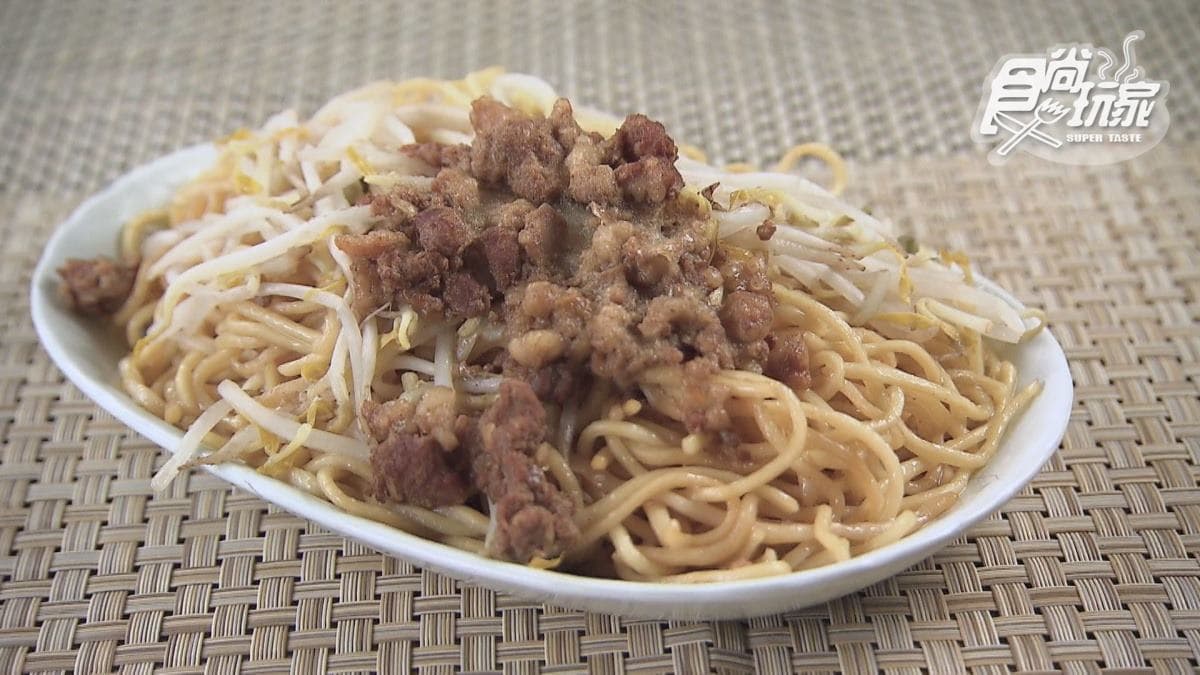 麵鋪上滿滿的蒜蓉和肉燥，配上豆芽菜很清爽。