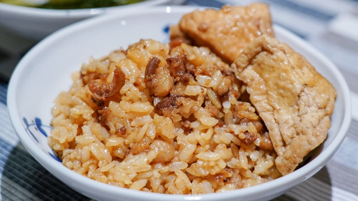 也有不少人喜歡點滷肉飯配肉羹。（圖片來源：C妞日記）