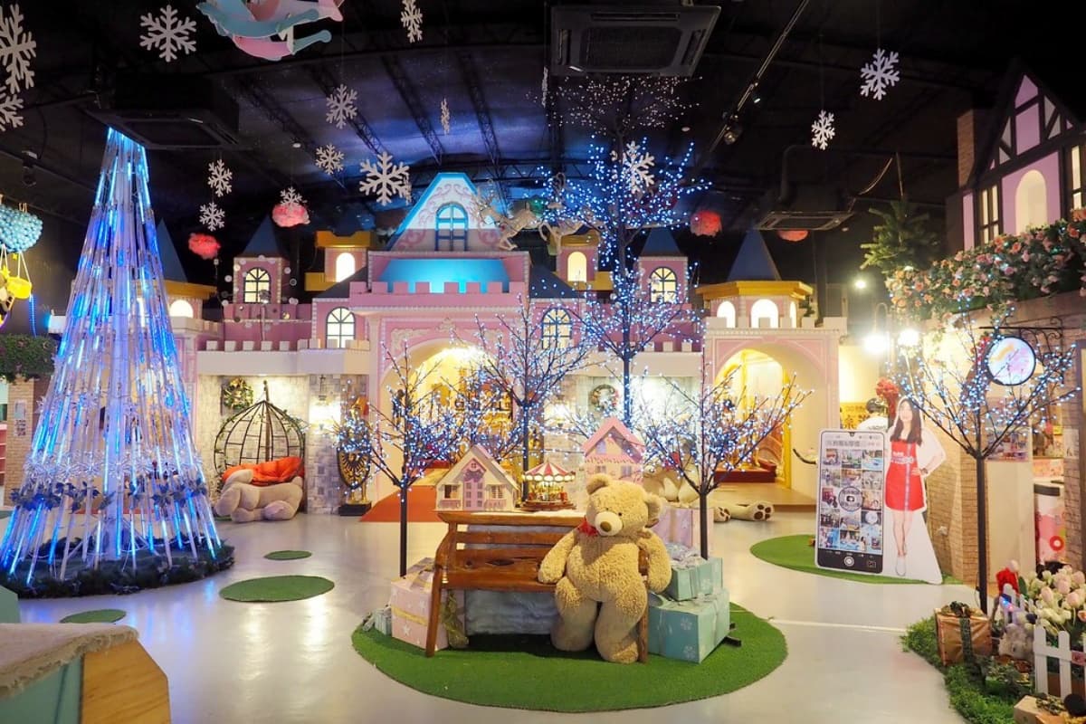 走進迪士尼！洗版IG「眾神祕密花園」１票暢玩２館，打卡水母光廊、冰晶城堡