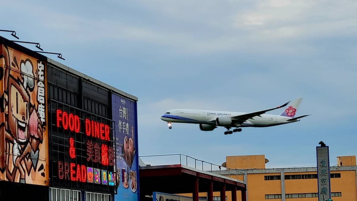 ２樓觀景台的戶外用餐區，可以賞飛機起降。（圖片來源：復興空廚）