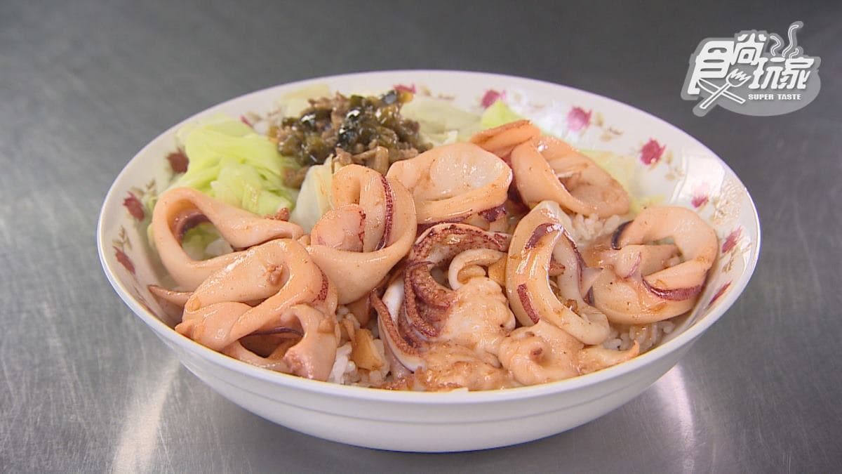 大火快炒香氣超誘人的小卷蓋飯也必嘗，搭一旁的瓜仔肉一起吃超銷魂！