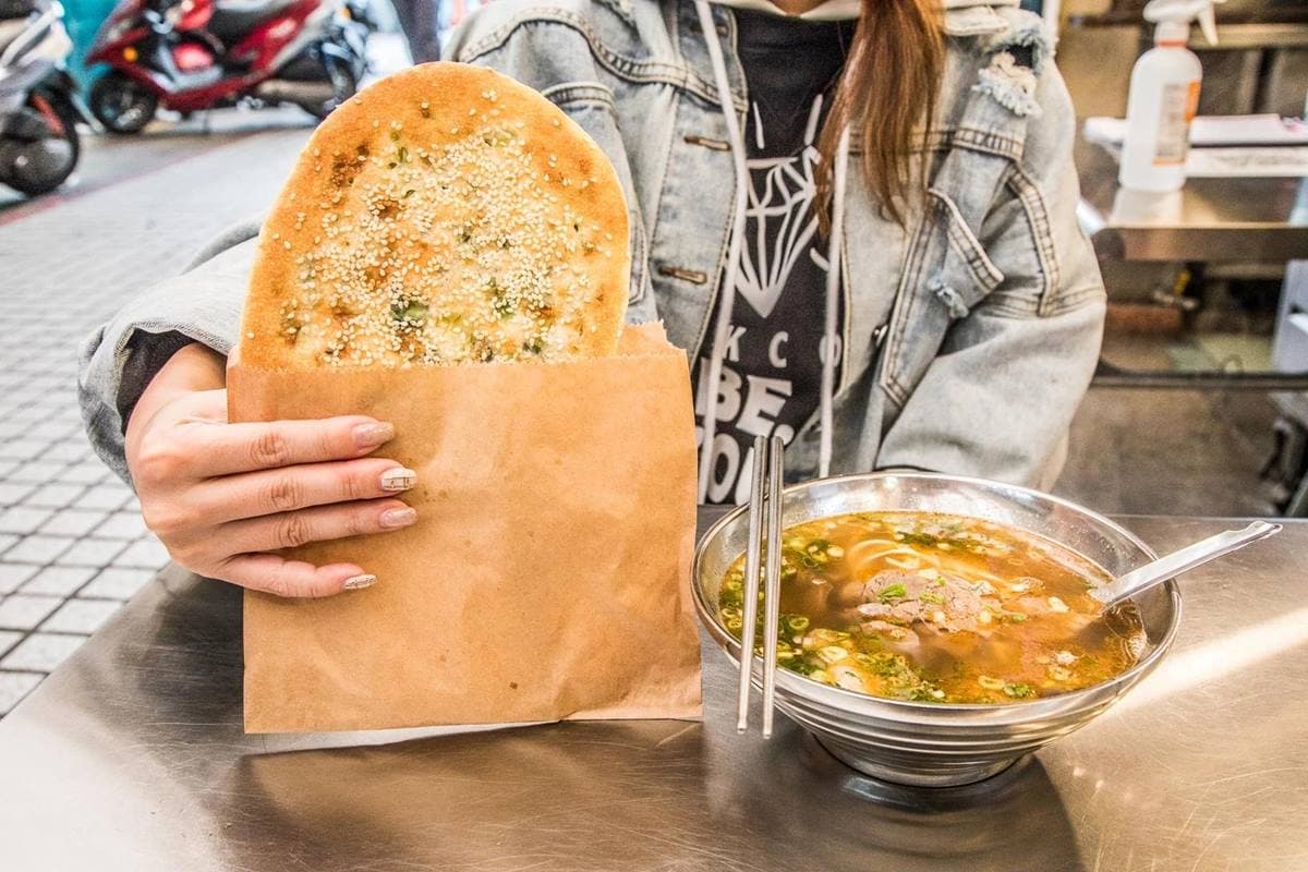 內行一次買10份！華西街「巨無霸燒餅＋牛肉湯」只要100元，內用牛肉湯免費續