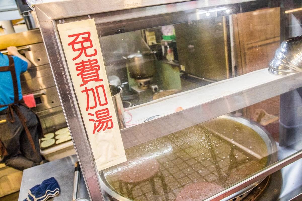 內行一次買10份！華西街「巨無霸燒餅＋牛肉湯」只要100元，內用牛肉湯免費續